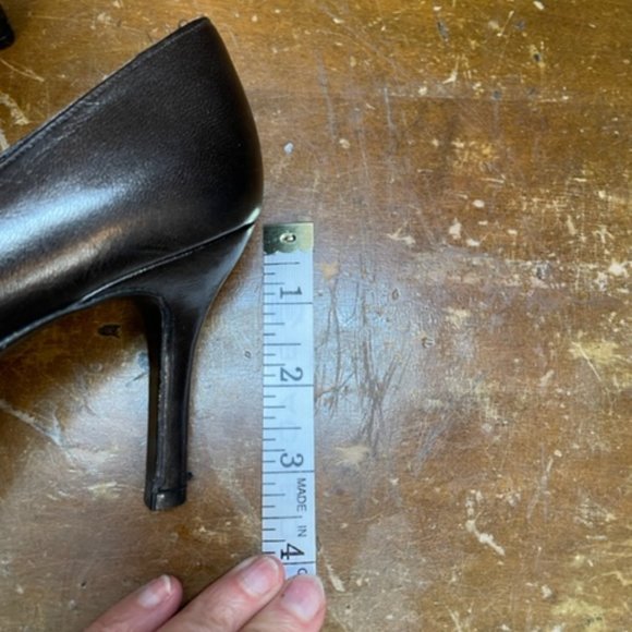 Stuart Weitzman Pewter Leather Pump - Size 6 1/2 - Picture 9 of 9